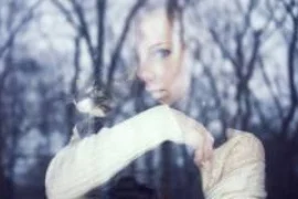 девушка за окнами Melke со стеклопакетом Climatherm™