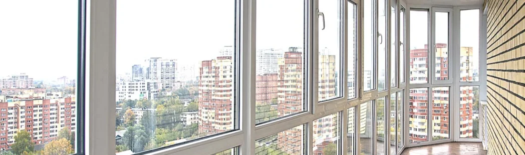 Балкон с французским остеклением окнами Melke